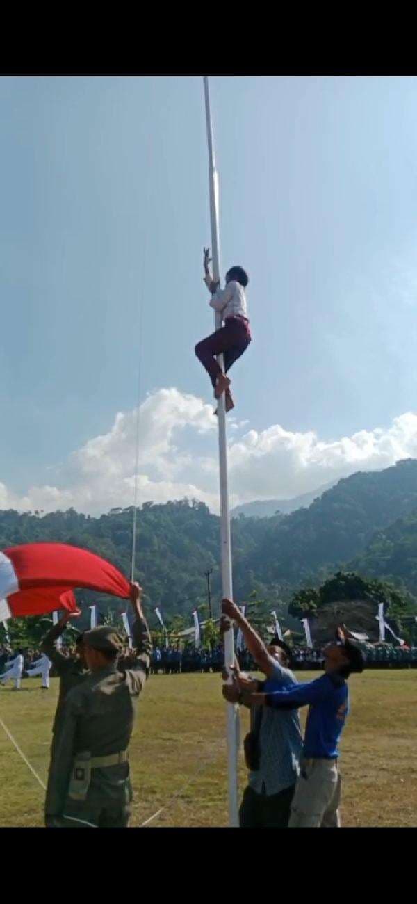 Heroik! Siswa SD di Lampung Panjat Tiang Bendera usai Tali Lepas