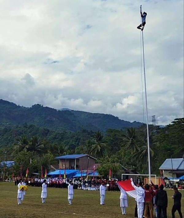 Viral Warga Panjat Tiang Bendera Upacara HUT RI di Kolaka Utara