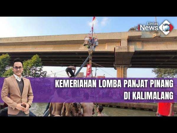 Sorak-sorai Warga Meriahkan Lomba Panjat Pinang di Kalimalang
