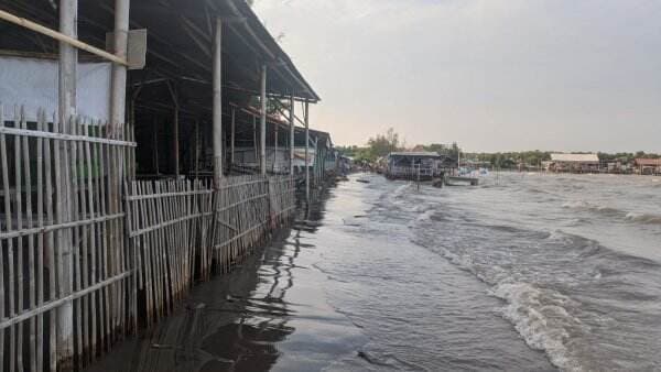 Pantai Karangsong Indramayu Dilanda Banjir Rob, Warung Pedagang Terdampak   