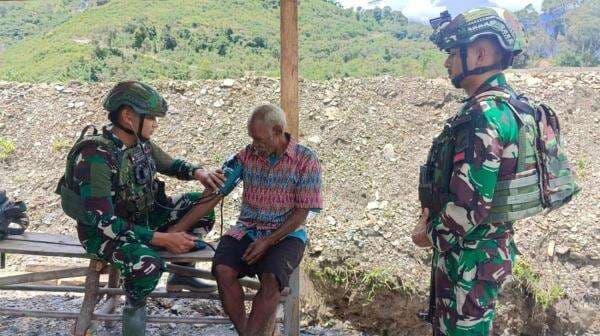 Aksi Simpatik Pasukan Tempur Raider Motuliato Bikin Warga di Pedalaman Papua Terharu