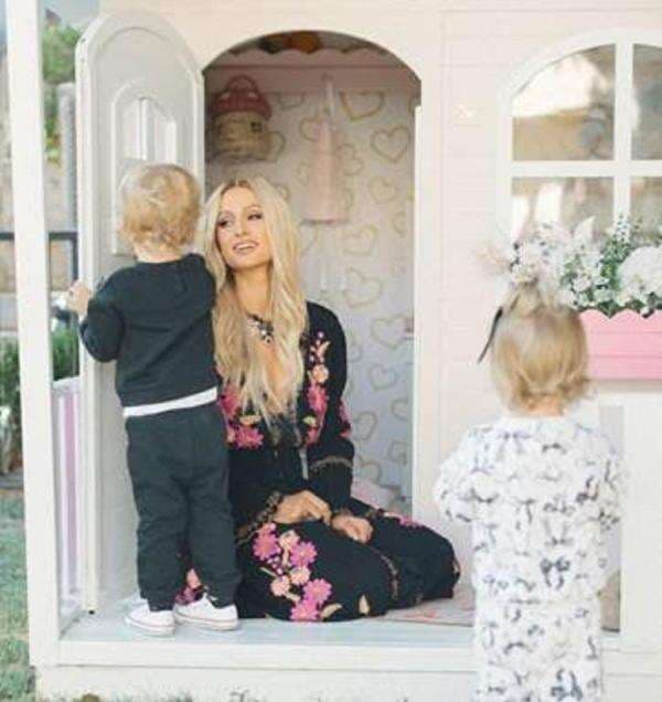 Gemas! Paris Hilton Main Rumah-Rumahan Bareng Anak, Ada Boneka Labubu Raksasa