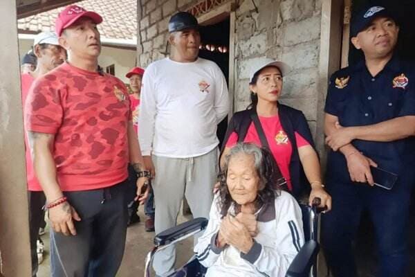 Plt Ketua Perindo Bali Beri Kursi Roda hingga Bedah Rumah Lansia Lumpuh di Jembrana