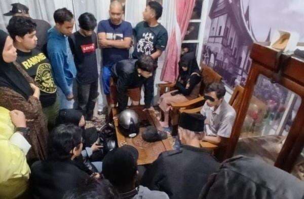 Pasangan Selingkuh Digerebek Warga di Bukittinggi, Didenda 50 Sak Semen