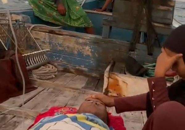 Memilukan Pasien Kritis Dirujuk dengan Perahu Kecil, Bukan Ambulans Laut
