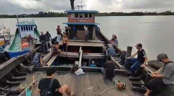 TNI AL Gagalkan 45 Ton Pasir Timah ke Malaysia usai Kapal Kandas di Pangkalpinang