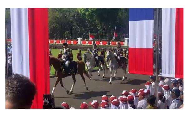 Presiden Prancis Emmanuel Macron Tiba di Istana Negara Diiringi Pasukan Berkuda