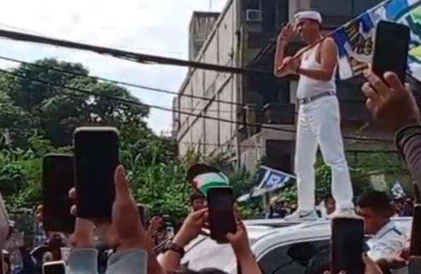 Pawai Persib Juara, Dedi Mulyadi Berdiri di Atas Mobil Kibarkan Bendera Maung Bandung