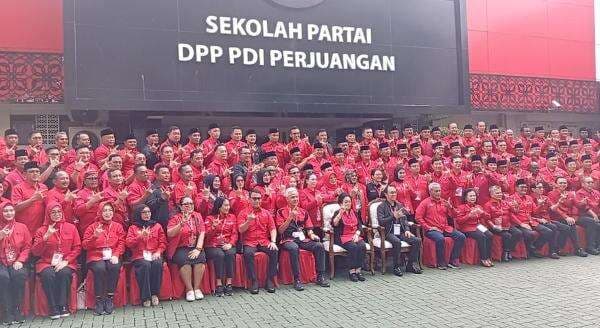 Megawati Foto Bersama Kepala Daerah dari PDIP, ke Mana Pramono-Rano? Megawati Foto Bersama Kepala Daerah dari PDIP, ke Mana Pramono-Rano?