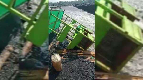 Nekat Lewati Arus Banjir Lahar Dingin Gunung Semeru, Pedagang Sayur di Lumajang Tercebur