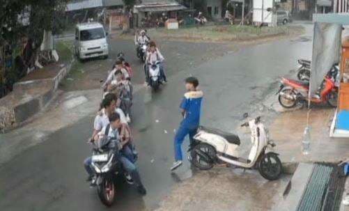 Viral Gerombolan Pelajar Bermotor di Lebak Serang Siswa SMK saat PKL