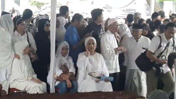 Kalimat Tahlil Berkumandang saat Jenazah Titiek Puspa Dikuburkan, Ratusan Pelayat Menangis Haru 
