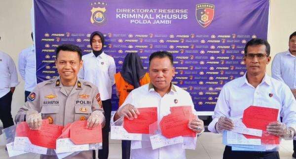 Ketagihan Judi Online, Eks Karyawati Cantik Bank Jambi Kuras Uang Nasabah hingga Rp7,1 M