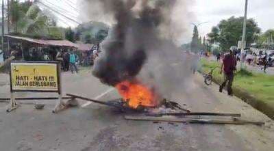 Warga Tewas Diduga Dianiaya Oknum TNI, Massa MengamukBlokade Jalan Trans Papua!