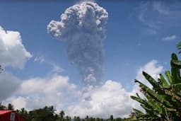 Penampakan Gunung Ibu Erupsi, Muntahkan Abu Vulkanik Setinggi 5.000 Meter