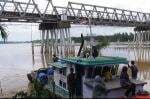 Penampakan Warga Batanghari Tahan Kapal Penabrak Besi Jembatan Tembesi