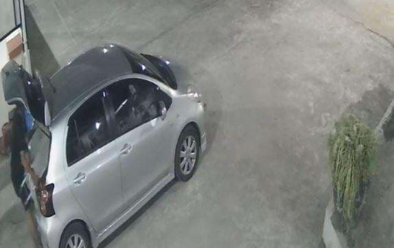 Terlilit Judi Online, Pria Bermobil Terekam CCTV Curi Kotak Amal di Padang