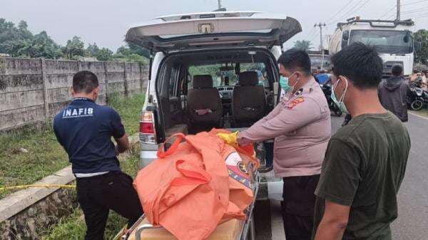 Lampung Timur Geger, Mayat Pria Ditemukan dalam Parit Diduga Korban Kecelakaan