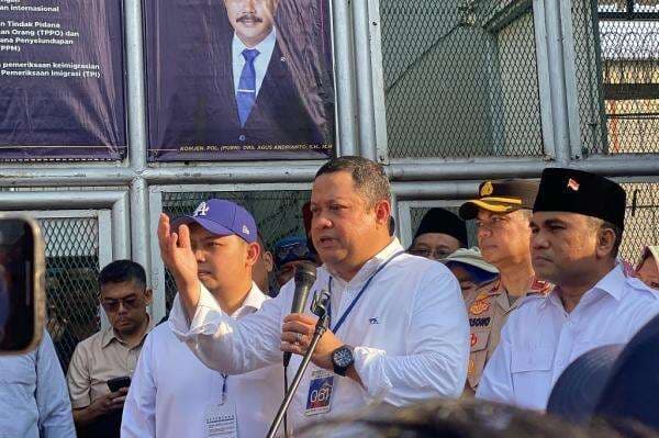 Tom Lembong Sibuk Berikan Kenang-kenangan untuk Para Tahanan Jelang Bebas