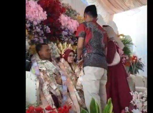 Viral Pernikahan bak Anak Sultan di Bangkalan, Pengantin Bermandikan Uang Saweran