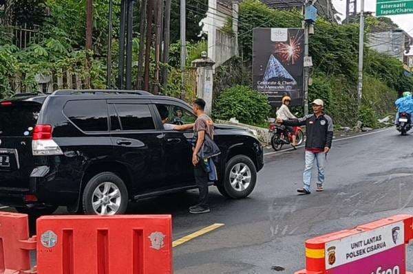 Pengemudi Mobil Ingin Terobos One Way Jalur Puncak Bogor, Tabrak Polisi
