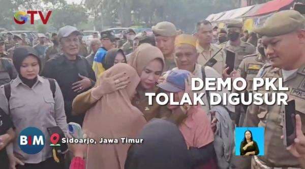 Emak-Emak PKL Menangis di Bahu Wabup Sidoarjo, Tolak Penggusuran Warung
