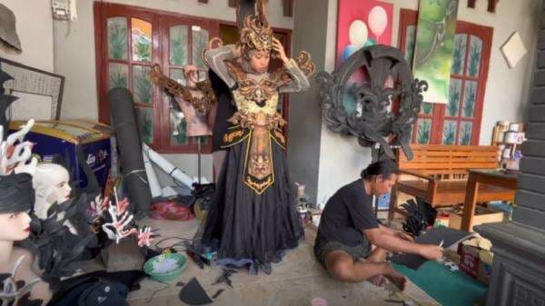 Perajin Kostum Karnaval di Tuban Mengeluh, Agustus Tahun Ini Sepi Pesanan