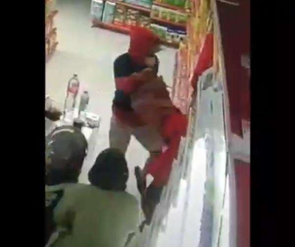 Minimarket Dirampok, Pegawai Perempuan Terekam CCTV Bergumul dengan Pelaku
