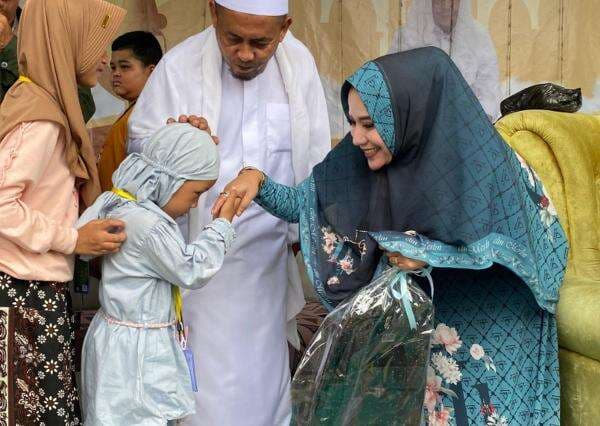 Ratu Ageng Rekawati Santuni Ratusan Anak Yatim di Pandeglang