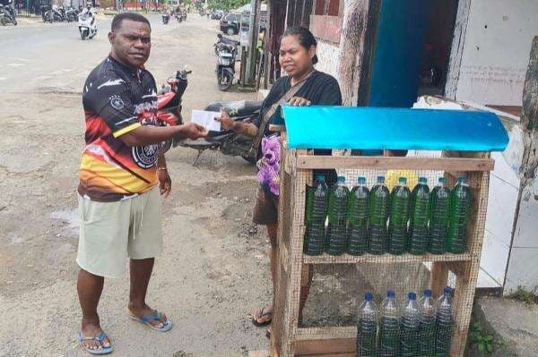 Bantu Modal Penjual Bensin Eceran di Sorong, Legislator Perindo Jhony Kareth Pacu Kesejahteraan Perempuan Pelaku UMKM