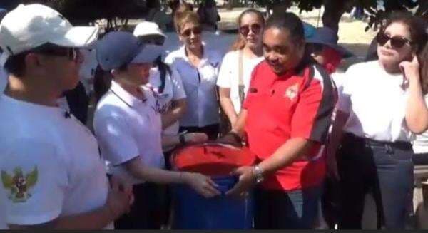 Plt Ketua Perindo Bali Berikan Tong Sampah dan Alat Pembersih di Pantai Mertasari