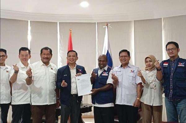 Plt Sekjen AYP Serahkan SK Ketua DPD Membramo Tengah ke Itaman Thago: Perindo Harus Berkibar di Bumi Cendrawasih