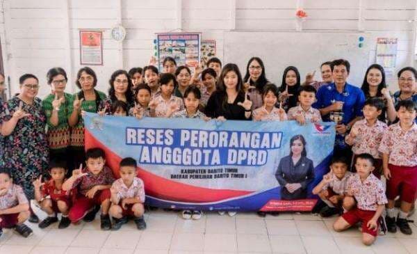 Disambut Meriah, Legislator Partai Perindo Winda Sari Perjuangkan Perbaikan SD di Barito Timur