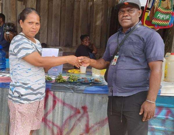 Majukan UMKM Sorong, Legislator Partai Perindo Jhony Kareth Bantu Pedagang Kecil