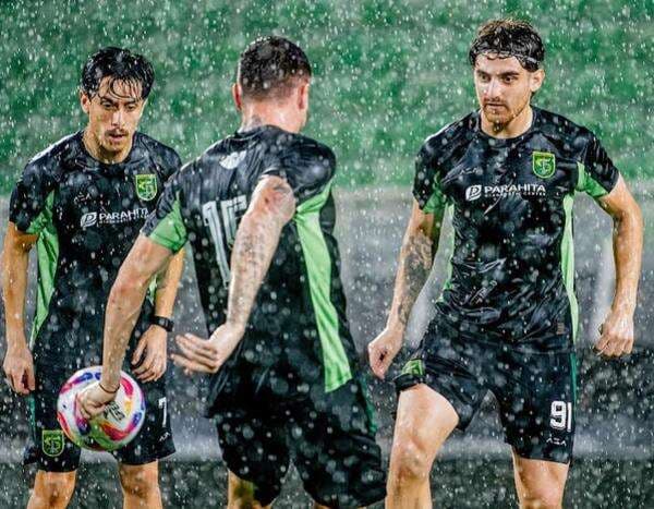 Pelatih Persebaya Surabaya Kritik Keras Stadion Gelora BJ Habibie Belum Selesai Renovasi: Kami Ganti Pakaian di Lapangan!