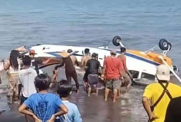 Bangkai Pesawat Latih Jatuh di Perairan Banyuwangi Dievakuasi ke Daratan