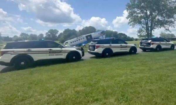 Pesawat Bawa Penerjung Payung Jatuh