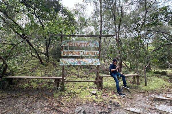 Pesona Gunung Lumut, Negeri Dongeng di Timur Belitung yang Dipeluk Kabut