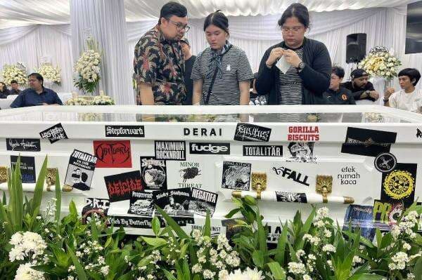 Peti Mati Ricky Siahaan Ditempeli Stiker Band, Netizen: Rock and Roll Sejati! 