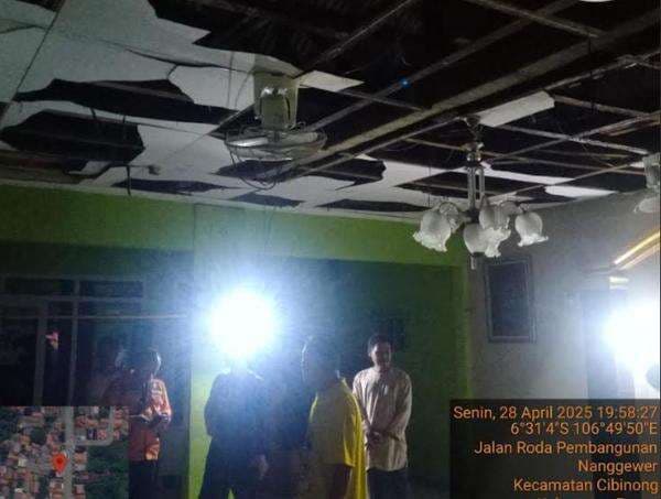 Mushola di Cibinong Tersambar Petir, 5 Jamaah Terluka Tertimpa Plafon