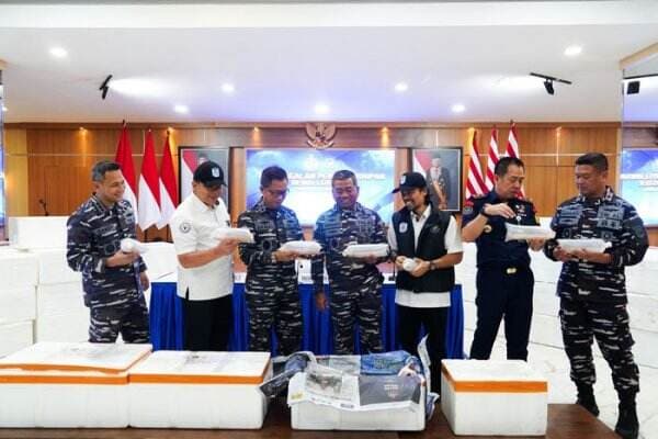  Petugas Gabungan Gagalkan Penyelundupan Ratusan Ribu Benih Bening Lobster   