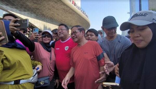 Pramono - Rano Karno Bersama Warga Nyanyi Si Doel Anak Betawi' di CFD Sudirman - Thamrin