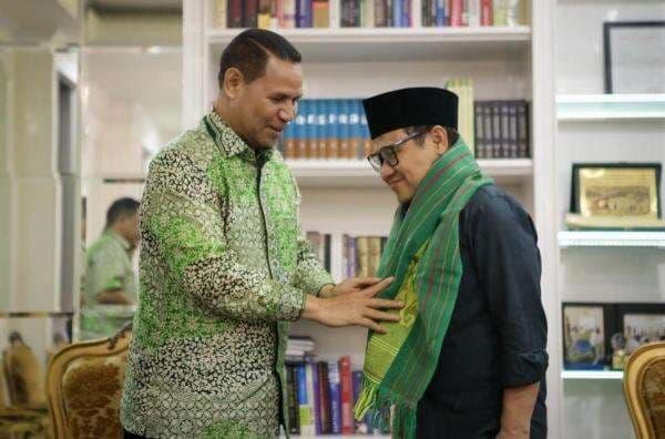 Kunjungan Dubes Timor Leste Ermenegildo Lopes, Cak Imin Dihadiahi Kain Tenun Warna Hijau