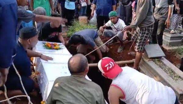 12 Tahun Tak Pulang, Tasmi PMI Asal Cirebon Kembali dari Malaysia Dalam Peti Jenazah 12 Tahun Tak Pulang, Tasmi PMI Asal Cirebon Kembali dari Malaysia Dalam Peti Jenazah