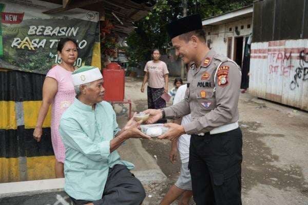 Gandeng Komunitas Motor, Polantas Blusukan di Jakarta Bagikan Takjil dan Buku Cerita Anak
