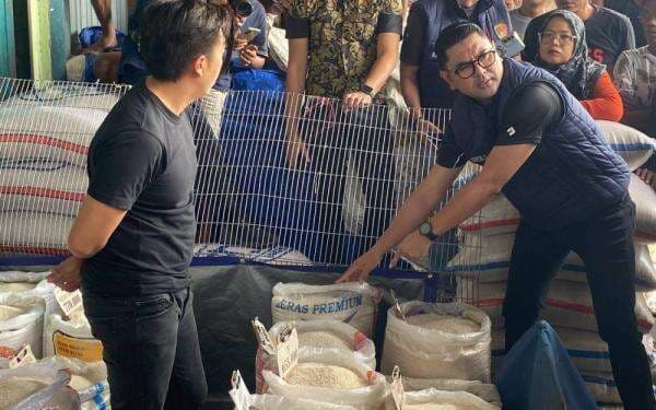 Polisi Ambil Sampel Beras Premium saat Sidak Pasar Induk Beras Cipinang