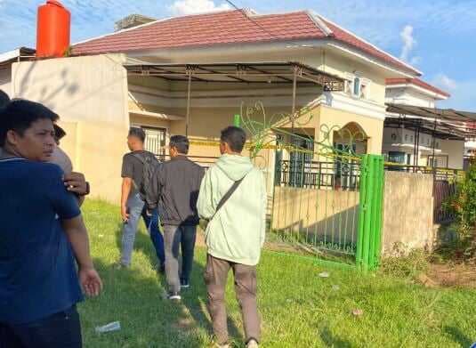 Jambi Gempar, Kurir Paket Temukan Mayat Anggota Polisi Dalam Rumah Jambi Gempar, Kurir Paket Temukan Mayat Anggota Polisi Dalam Rumah