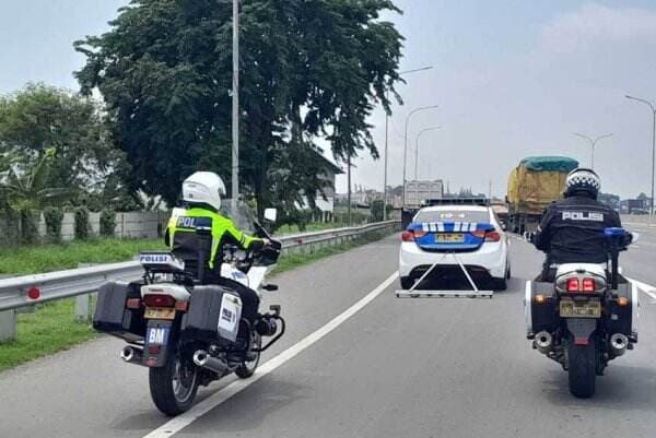 Polres Karawang Bersihkan Ranjau Paku di Jalan Tol Cikampek
