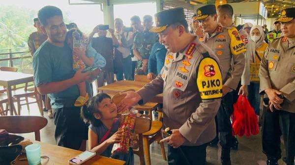 Tinjau Rest Area KM 456, Kapolri Instruksikan Jajaran Maksimal Beri Pelayanan dan Atur Lalin Arus Balik