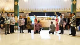 Pos Indonesia Dukung Peluncuran Prangko Seri Penanda Kota Buk Renteng dalam Acara HUT ke-108 Sleman